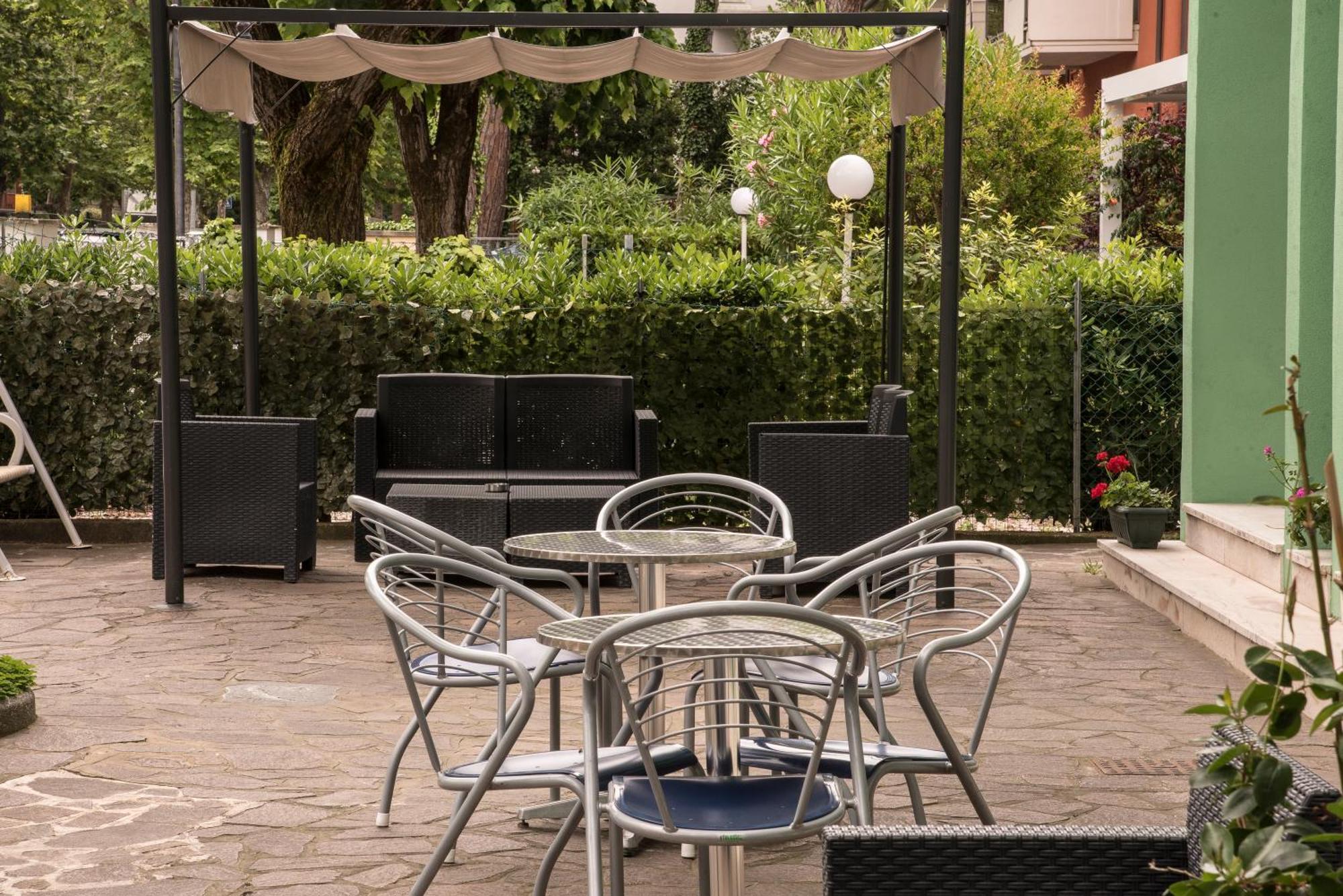 Gladys Hotel 2*